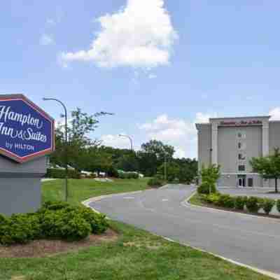 Hampton Inn & Suites Greensboro/Coliseum Area Hotel Exterior