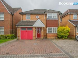 Modern 4 Bedroom Detached House in Cardiff