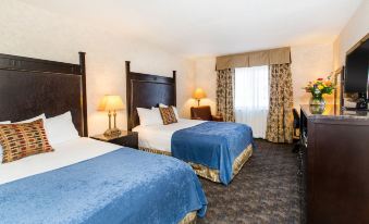 a hotel room with two beds , one on the left and one on the right side of the room at Heritage Hotel Lancaster