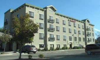 Parkwood Inn & Suites