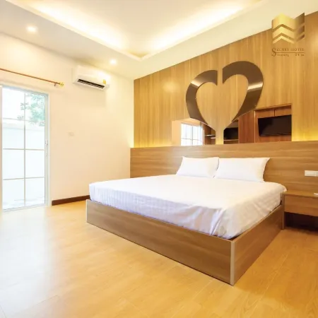 Secret Hotel Отели рядом с достопримечательностью «Wat Map Ta Phut»