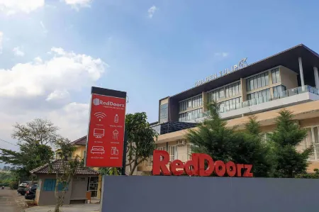 RedDoorz Near Jawa Timur Park 2