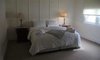 Mentor Chambers Apartment Bed & Breakfast - Housity
