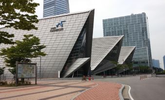 4. UH 플랫 더 ..