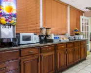 Econo Lodge - breakfast