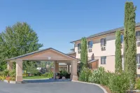 Super 8 by Wyndham Grants Pass Отели рядом с достопримечательностью «Парк Риверсайд»