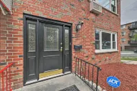 Yonkers Apt w/ Balcony: Walk to Train Station! Hotel in zona YOHO Artists