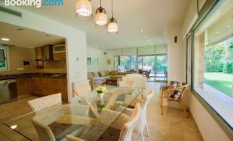 Magnificent Villa with Private Pool 5 Minutes from the Beach