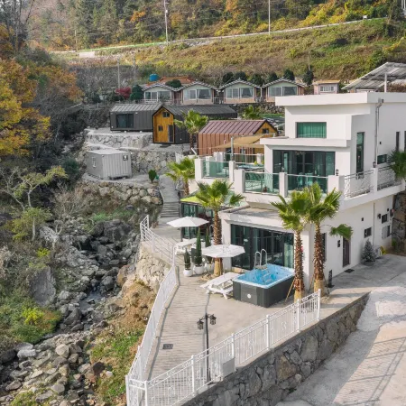 LIM Sea Side Poolvilla Pension