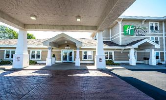 Holiday Inn Express & Suites Iron Mountain