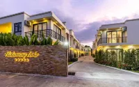 Hideaway Lake Villas