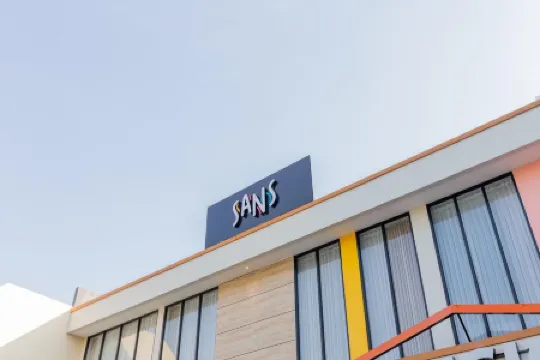 Sans Hotel Box Mansion Surabaya by RedDoorz Отели рядом с достопримечательностью «Java Aquatic»