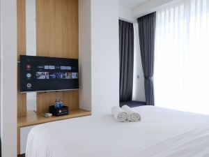Best Deal Studio Room with Private Jaccuzi at Art Deco Apartment