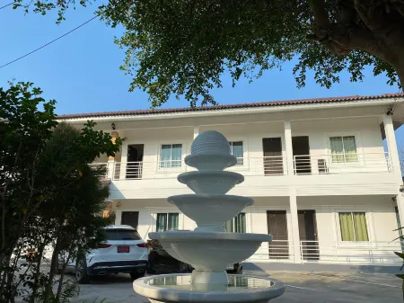 ThanaVill Resort Отели рядом с достопримечательностью «Wat Don Kaeo»