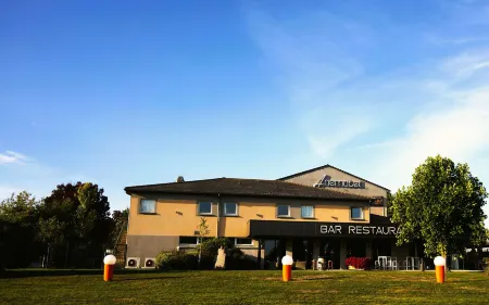 Kyriad Clermont Ferrand Nord - Riom Отели рядом с достопримечательностью «Сад Отель де Виль»