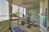 Bayfront Retreat Private Balcony and Pool Access! فنادق في Seminole
