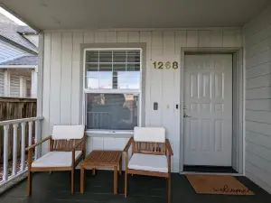 Contemporary 2-Bedroom Close to Downtown, Dining
