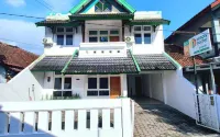 Simply Homy Guest House Gembiraloka - balcony
