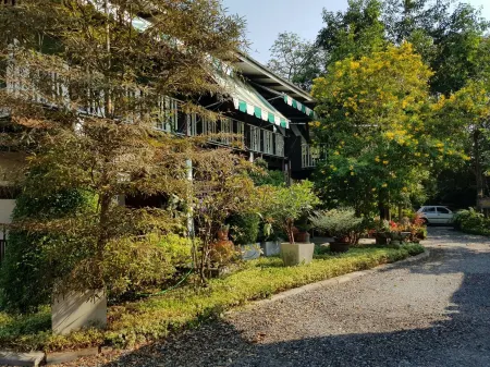 Ayutthaya Antique Homestay Отели рядом с достопримечательностью «Wat Suwandararam Ratchaworawihan»