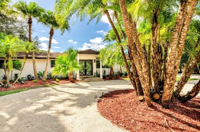 Magical Wonderkoi House in a Japanese Koi Garden Các khách sạn gần Homestead Miami Speedway