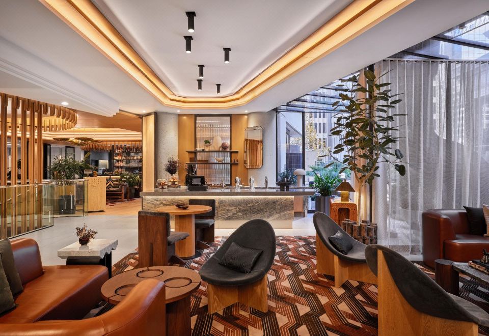 더 제이 호텔 로비의 모습