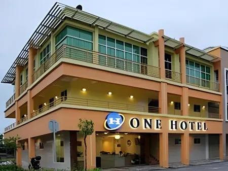One Hotel Lintas Jaya Отели рядом с достопримечательностью «M-Cubed Bar»