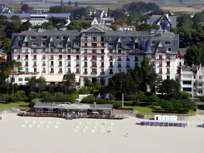 Hôtel Barrière l'Hermitage Hotel dekat Aerospace Museum Peninsula Coast of Love