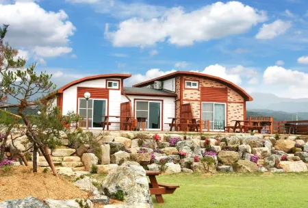 Yeongdeok Sea Sketch Pension Отели рядом с достопримечательностью «Koraebul-haesuyokchang»