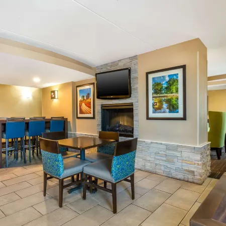 Comfort Inn & Suites East Hartford - Hartford Отели рядом с достопримечательностью «Капитолий штата»