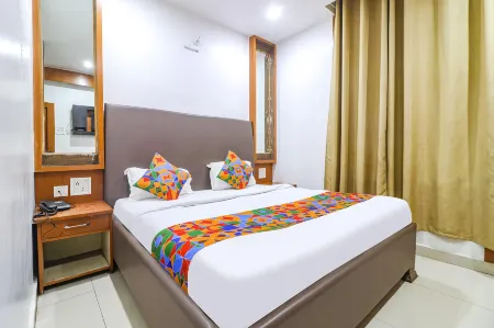 FabHotel Nand Отели рядом с достопримечательностью «Prem Watika»