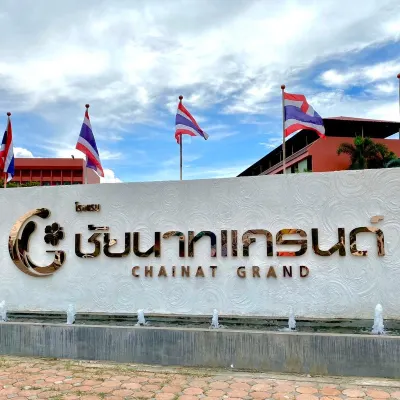 Chainat Grand Hotel. Hotels near Wat Tha Chai
