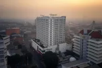 The Square Surabaya - Apartemen Service - King Bed Suite for 2 - Netflix & WiFi - Near Kampus Petra Hotels in Wonocolo