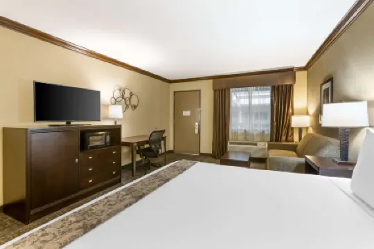 Best Western Plus Raton Hotel