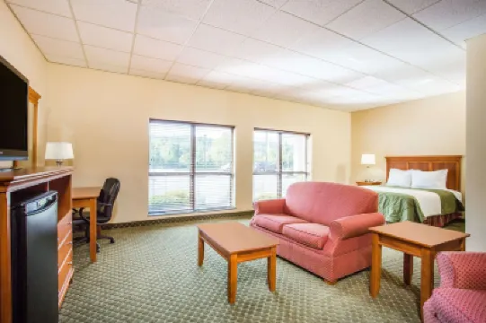 Days Inn & Suites by Wyndham Sutton Flatwoods Hotel a 