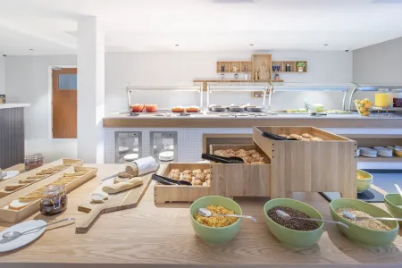 Holiday Inn Bristol Airport Отели в г. Блэдон