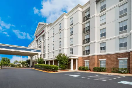 Hampton Inn & Suites Fredericksburg-at Celebrate Virginia Отели рядом с достопримечательностью «Терминус оф Вирджиния Рейлуэй Трейл»