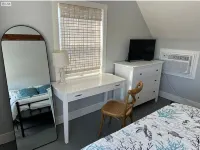 Plum Island Chic Cottage-Steps to Beach! Hotels in Newbury