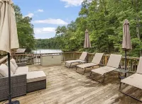 Lakefront 3-bedroom cottage on Watts Bar Lake with boat slip!