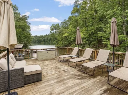 Lakefront 3-bedroom cottage on Watts Bar Lake with boat slip!
