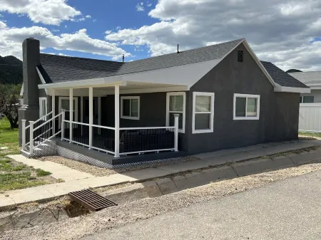 Cozy Home Between Zion & Bryce Canyon