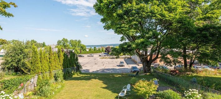 Unit 1: Beautiful townhouse near to Petoskey shopping, restaurants and trails. Hotels in Petoskey