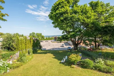Unit 1: Beautiful townhouse near to Petoskey shopping, restaurants and trails. Hotels near Magnus Park