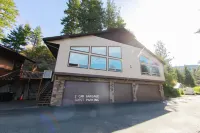 Private beautiful lake home 2 car garage w/dock & kayak access-3 miles to town!