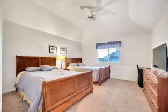 5-Bedroom Ski / Vacation Home with Hot Tub, Great for Gathering