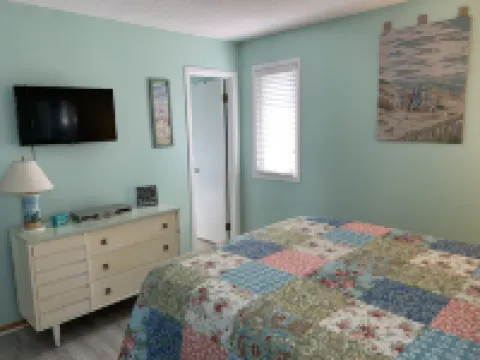 Sunrise or Sunset, 2 blocks from the beach and 1 block from the Bay!