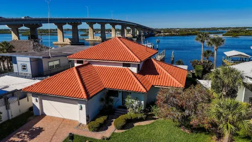 The PLAYFUL PELICAN on Florida's Intercostal Waterway: Beach a few blocks away