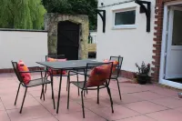 Lovely canal-side cottage, with parking & wi-fi