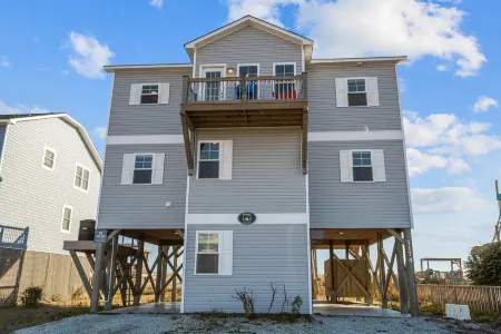 Family Friendly Oceanfront Home with Expansive Decks and Hot Tub