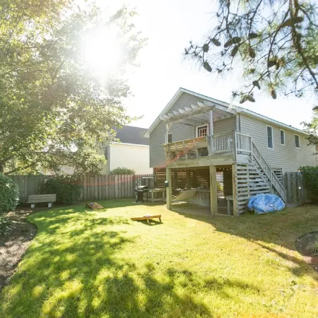 Updated and cozy Beach Box! Gorgeous Backyard! 3 minutes to beach!!