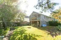 Updated and cozy Beach Box! Gorgeous Backyard! 3 minutes to beach!!